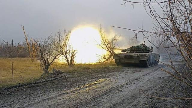 Watch: Tank battle between five tanks in Ukraine at a 500m distance