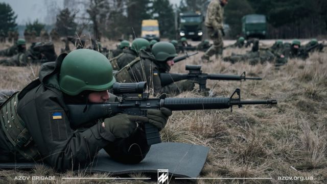 Azov units use C7A1 rifles: 2-3 times longer barrel life over M16