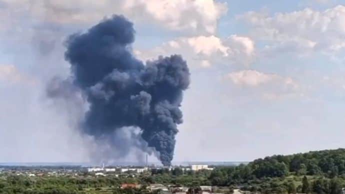 Large-scale fire breaks out on paint factory in Russia’s Shebekino