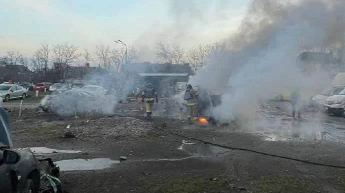 Wreckage falls in two areas of Kyiv, causing fire in apartment building and wounding civilians – photo