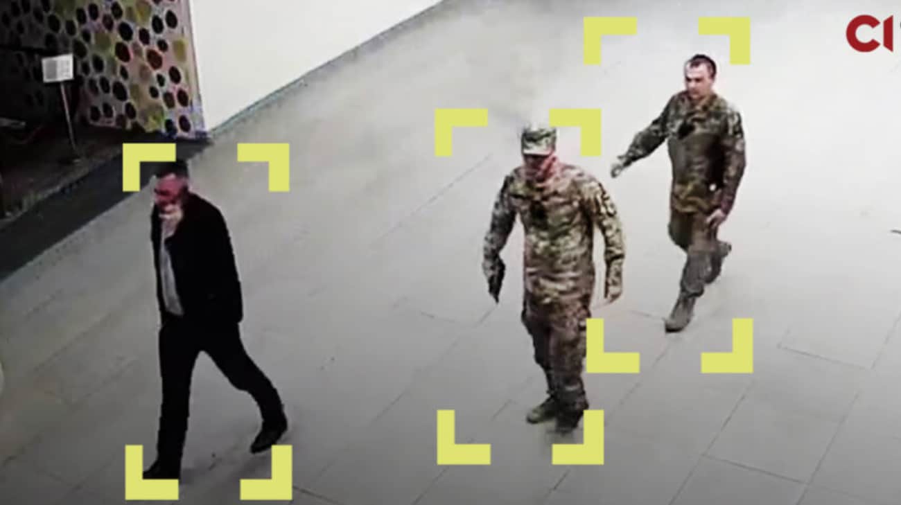 Ukraine’s Security Service uses military enlistment office as revenge against journalist for investigation – video